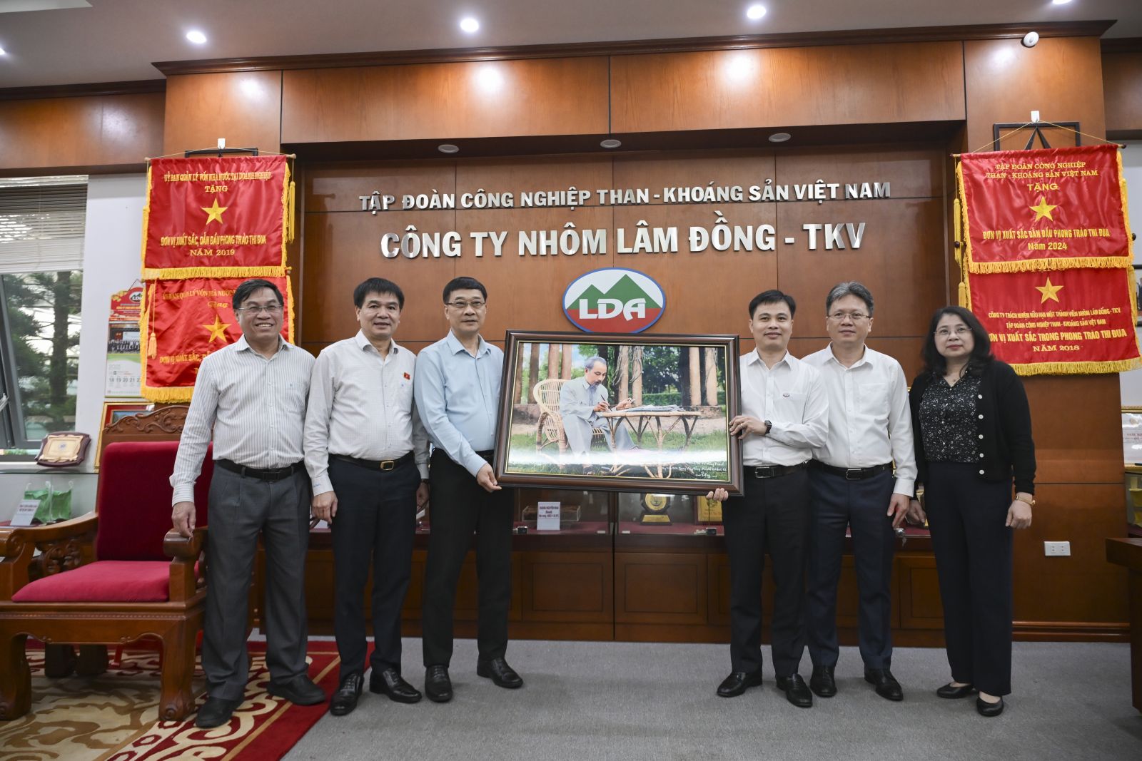 <a href="/tin-noi-bo" title="Tin nội bộ" rel="dofollow">Tin nội bộ</a>