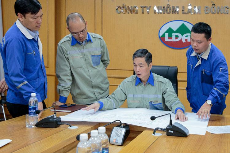 Ông Vũ Minh Thành - Giám đốc Công ty Nhôm Lâm Đồng - TKV (ngồi giữa) họp bàn cùng các bộ phận về việc quy hoạch tổng thể mặt bằng Nhà máy alumin