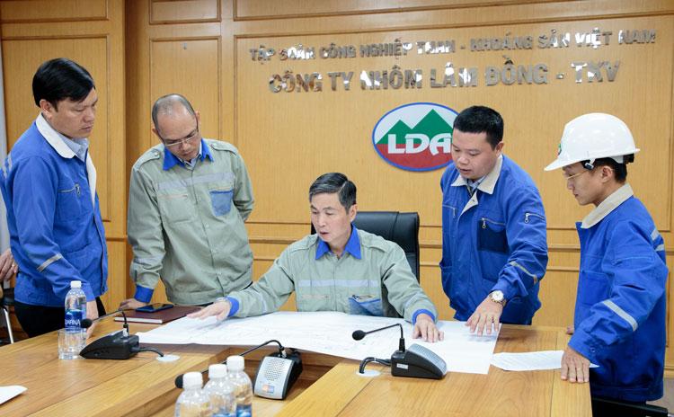 Ông Vũ Minh Thành - Giám đốc Công ty Nhôm Lâm Đồng (giữa) họp cùng các bộ phận về việc quy hoạch tổng thể mặt bằng Nhà máy Alumina Tân Rai