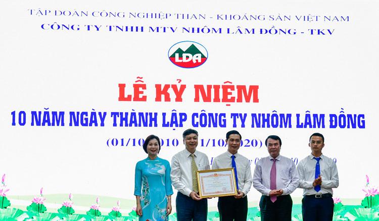Đồng chí Phạm S - Phó Chủ tịch UBND tỉnh Lâm Đồng trao Bằng khen của Thủ tướng Chính phủ cho tập thể CBCNV Công ty
