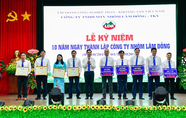 Đồng chí Vũ Minh Thành - Bí thư Đảng ủy, Giám đốc Công ty Nhôm Lâm Đồng tặng giấy khen cho các đơn vị xuất sắc của LDA và thưởng 5 công trình thi đua chào mừng kỷ niệm 10 ngày thành lập Công ty