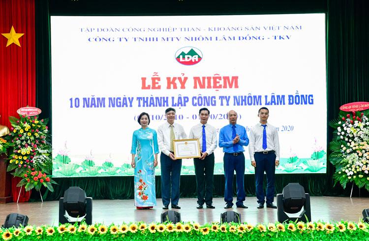 Đồng chí Lê Minh Chuẩn - Bí thư Đảng ủy, Chủ tịch HĐTV TKV trao bằng khen của Ủy ban Quản lý vốn Nhà nước cho các tập thể CBCNV Công ty