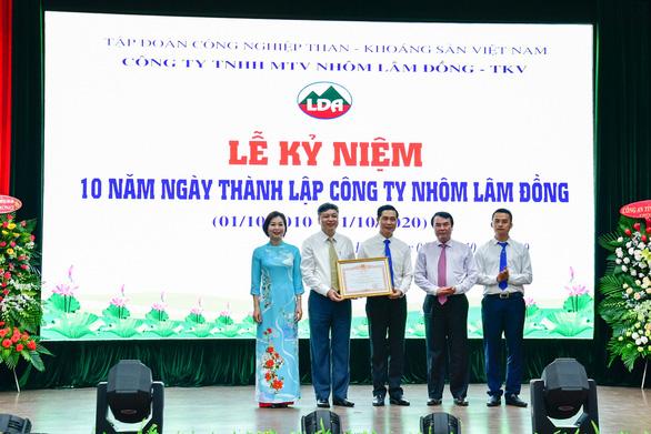 Công ty Nhôm Lâm Đồng đón nhận Bằng khen của Thủ tướng Chính phủ - Ảnh 1.