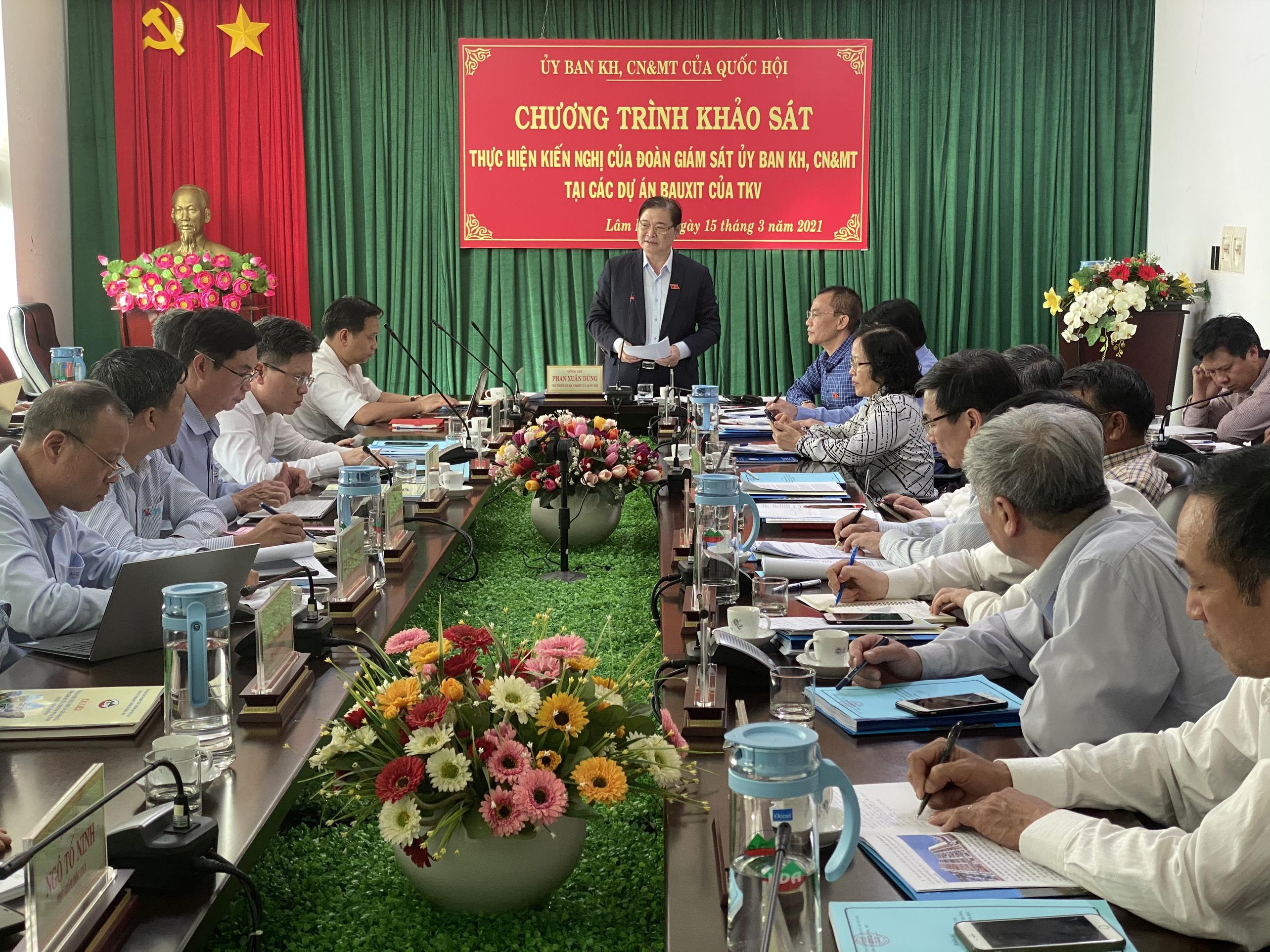 Chủ nhiệm Ủy ban Khoa học, Công nghệ và Môi trường Phan Xuân Dũng và Đoàn công tác khảo sát thực địa tại Nhà máy Nhôm Lâm Đồng