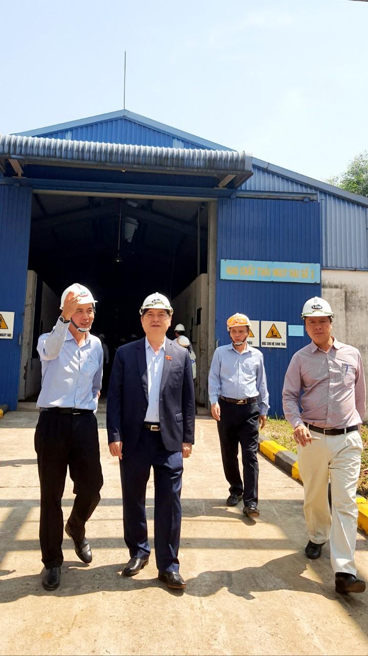 Chủ nhiệm Ủy ban Khoa học, Công nghệ và Môi trường Phan Xuân Dũng và Đoàn công tác khảo sát thực địa tại Nhà máy Nhôm Lâm Đồng