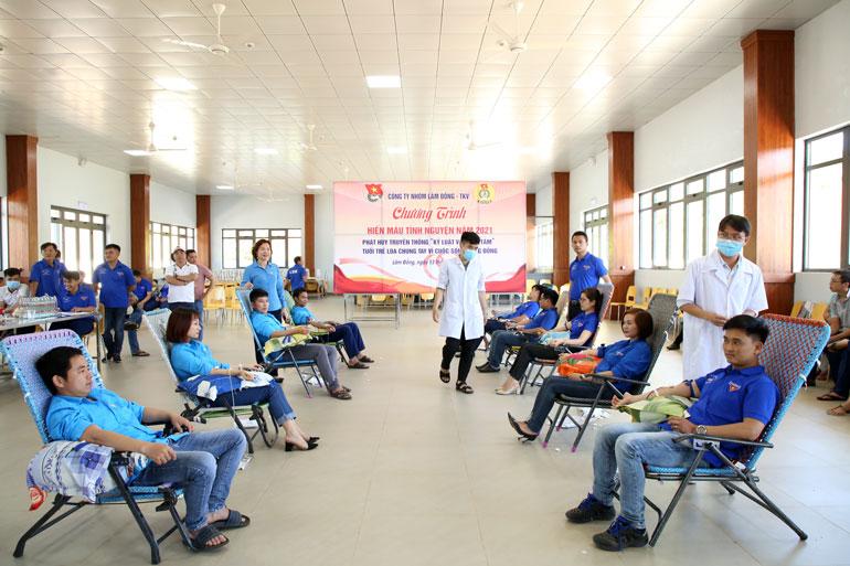 Đông đảo cán bộ, công nhân viên Công ty Nhôm Lâm Đồng – TKV tham gia hiến máu tình nguyện