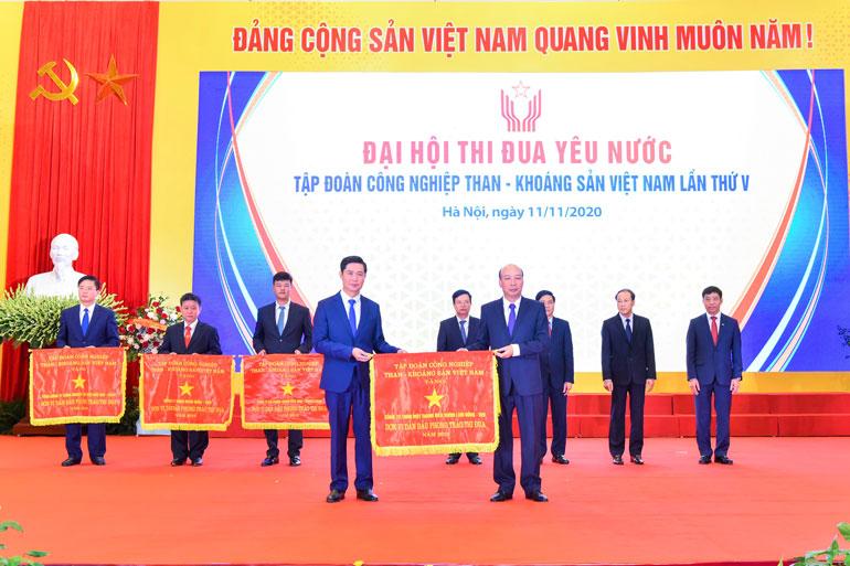Tập đoàn Công nghiệp Than – Khoáng sản Việt Nam tặng cờ thi đua cho Công ty Nhôm Lâm Đồng – TKV