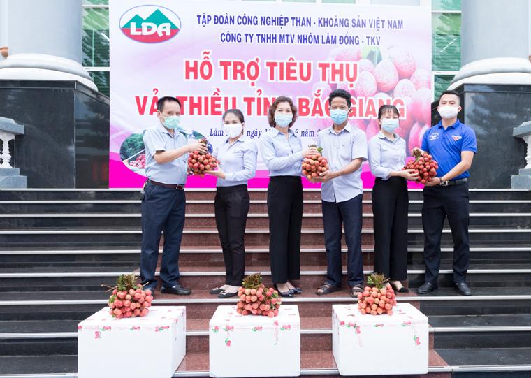 Lãnh đạo và các đoàn thể Công ty Nhôm Lâm Đồng – TKV trao tặng vải thiều cho cán bộ, công nhân viên