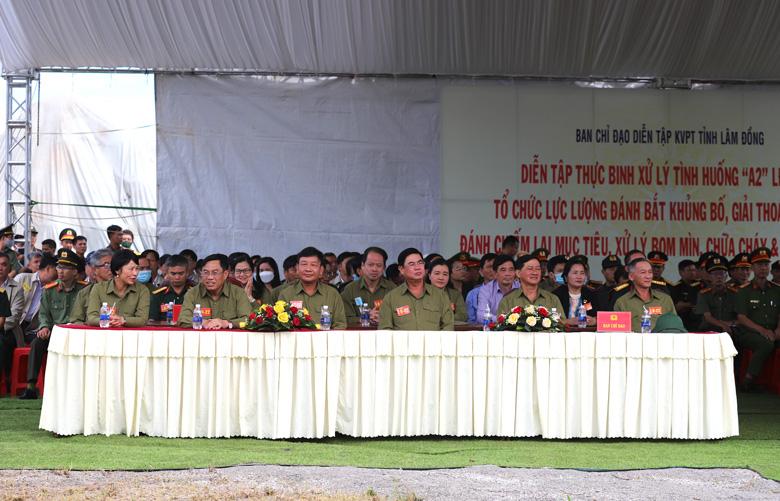 Các đồng chí Thường trực Tỉnh ủy Lâm Đồng dự và chỉ đạo buổi diễn tập khu vực phòng thủ và phòng chống khủng bố năm 2022