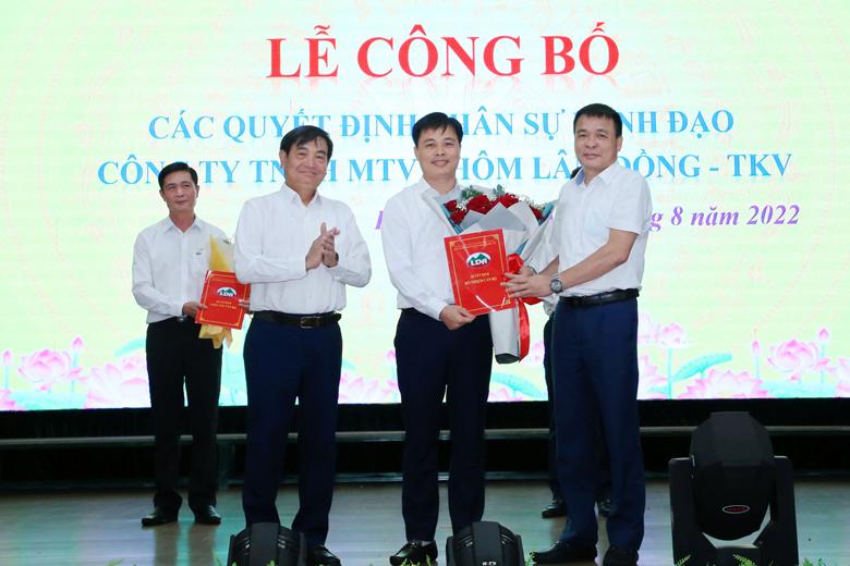 Đồng chí Nguyễn Quốc Hưng tặng hoa chúc mừng tân Giám đốc Nguyễn Văn Phòng