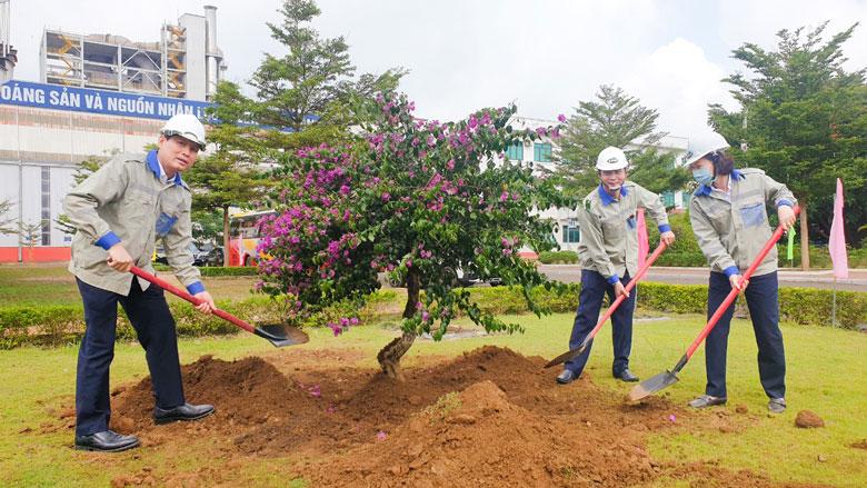 Lãnh đạo Công ty Nhôm Lâm Đồng - TKV tham gia trồng cây tại lễ phát động