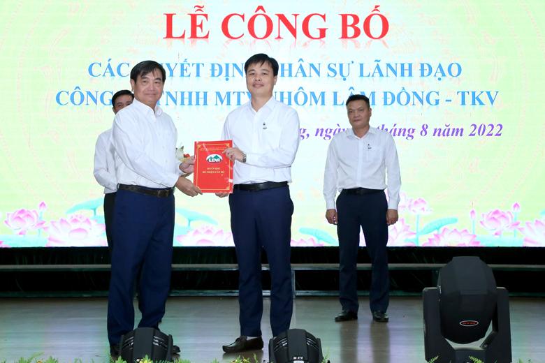 Đồng chí Nguyễn Hoàng Trung trao quyết định bổ nhiệm Giám đốc cho đồng chí Nguyễn Văn Phòng