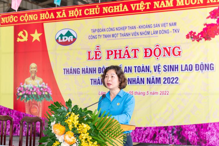 Bà Phạm Thị Thanh Hòa - Chủ tịch Công đoàn Công ty phát động thi đua tại buổi lễ