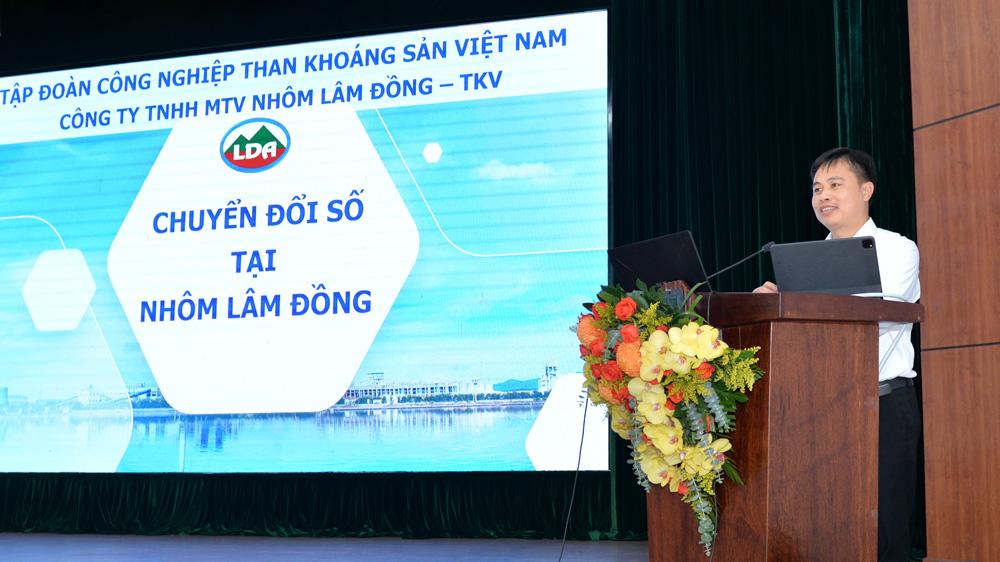 Ông Nguyễn Văn Phòng - Giám đốc Công ty Nhôm Lâm Đồng phát biểu tham luận tại Hội thảo