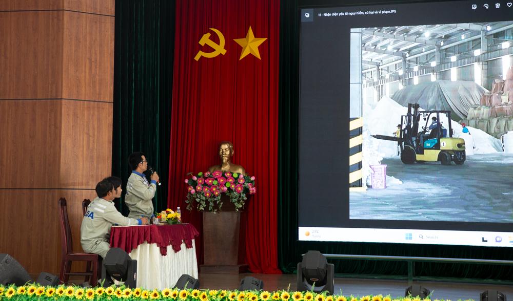 Các thí sinh tham gia phần thi khởi động