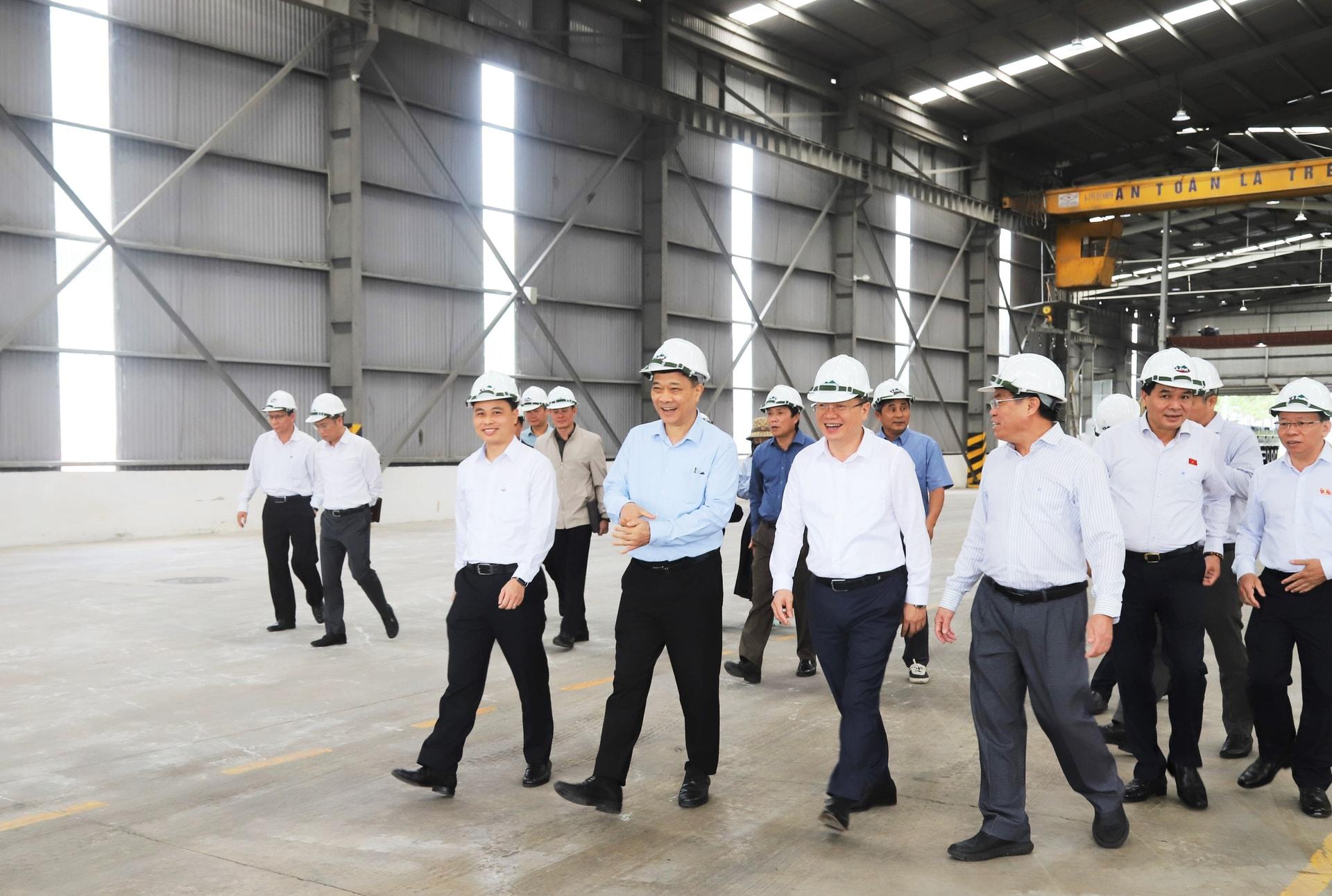 Phó Chủ tịch Quốc hội và Đoàn công tác kiểm tra thực tế tại Nhà máy alumi