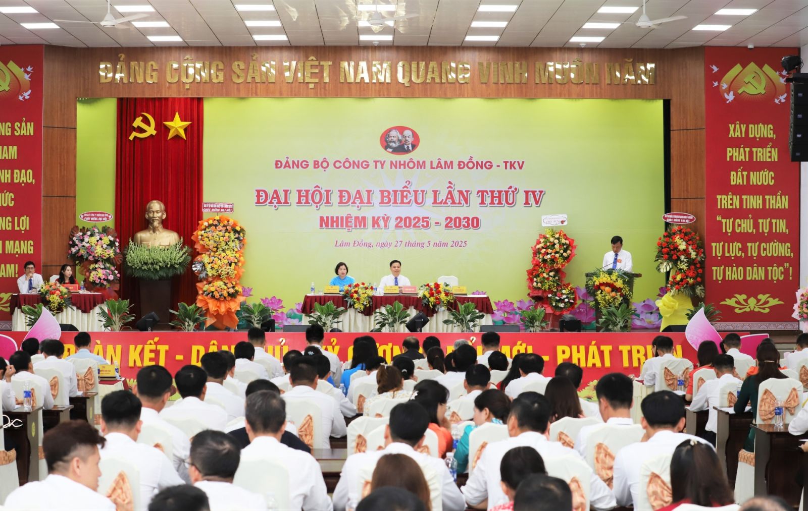 Quang cảnh Đại hội đại biểu Đảng bộ Công ty Nhôm Lâm Đồng lần thứ IV